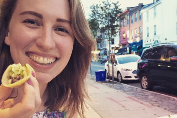 Josefin Strömberg, vd Qvicket, njuter av en insectstaco i Philadelfia.